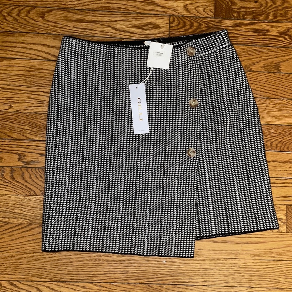 Checkered Gilli skirt.